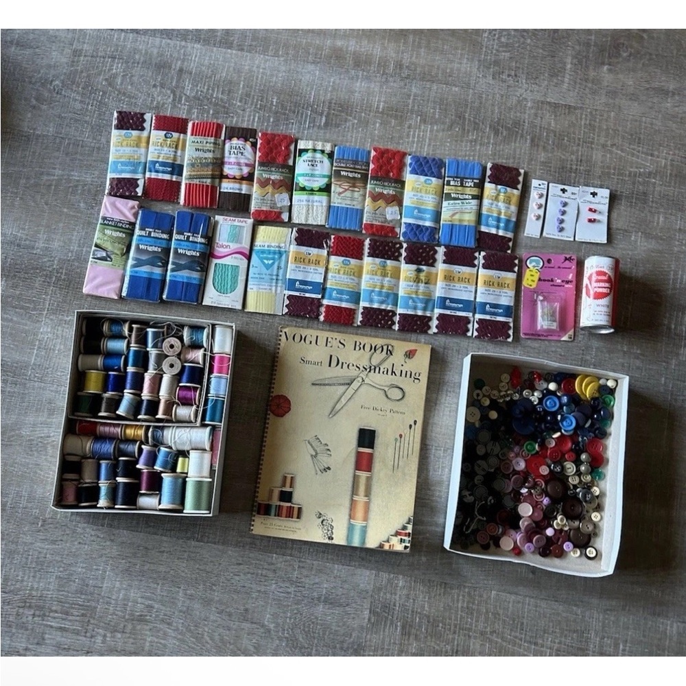 Huge Lot VTG Sewing Buttons Piping Thread Assorted Vogue Dressmaker Book Bundle - Picture 11 of 11